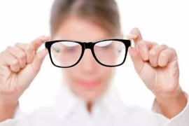 Lý do thị lực suy giảm dù mới ngoài 30 tuổi