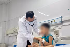 Bác sĩ thăm khám cho bệnh nhi - Ảnh BVCC