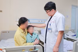 Bé trai 5 tuổi rách bao quy đầu vì bàn đạp máy tập ngoài trời