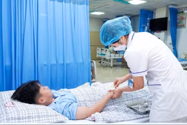 Ăn tôm, bé trai 14 tuổi khó thở, nổi ban đỏ toàn thân vì phản vệ