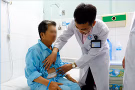 Nuốt mảnh xương dài 4cm gây thủng dạ dày, nhiễm trùng huyết
