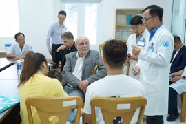 Lần đầu tiên tại Việt Nam, hai trẻ điếc bẩm sinh được cấy thân não thính giác