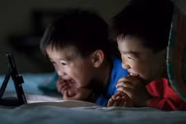 Xem livestream độc hại, trẻ có nguy cơ 'trơ lì cảm xúc'