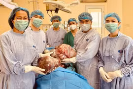 Bảo tồn khả năng sinh sản cho thiếu nữ mang hai khối u nặng 15 kg