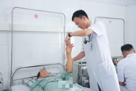 Chóng mặt, đi loạng choạng... không ngờ hẹp động mạnh cảnh 