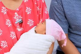 Hy hữu: Hai bé gái sinh đôi nằm trong hai tử cung khác nhau