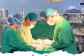 Sưng đau tinh hoàn uống thuốc gây hoại tử nặng phải cắt bỏ