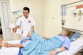 Máy cắt cỏ cắt gần đứt rời cẳng chân người đàn ông 48 tuổi