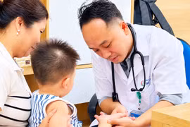 Gần 50 trẻ mắc tay chân miệng, cảnh báo dấu hiệu bệnh nặng