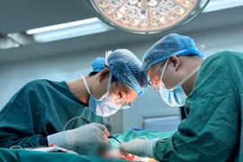 Va chạm xe, chỉ xây xát ngoài da nhưng nam thanh niên vỡ lách độ IV