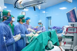 Đang điều trị lao phổi phát hiện kén khí phổi lớn
