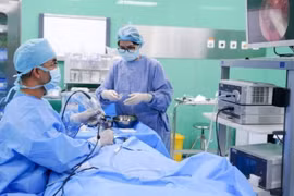 Mắt trái lồi bất thường, bé trai 14 tuổi phát hiện u xoang gần 5 cm