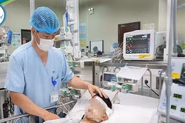 Ngã nhẹ khi chơi, bé gái 7 tuổi bị vết thương thấu khớp