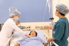 Người phụ nữ 54 tuổi sốc nhiệt, tổn thương tim, thận và đông máu