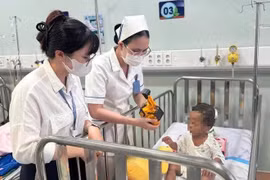 Nỗ lực cứu chữa bé 2 tuổi bị bạo hành nghiêm trọng