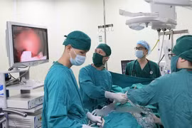 Ho kéo dài, tức ngực, người đàn ông 67 tuổi phát hiện u tuyến ức trung thất