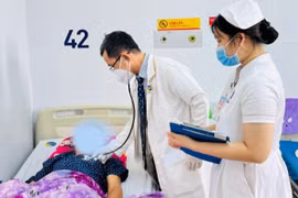 Ho ra máu đỏ tươi, người đàn ông 49 tuổi phát hiện lao phổi, viêm phổi