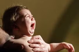Trẻ đột ngột tím tái, lịm đi sau khi khóc: Có đáng lo?