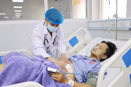 Đau bụng dữ dội trên đường, người đàn ông được công an hỗ trợ đưa đi cấp cứu