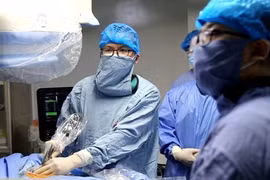 Cụ ông 72 tuổi thủng ruột, viêm phúc mạc vì chiếc tăm tre 