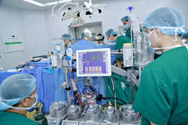 Nhịp tim 27 lần/phút, bệnh nhân 50 tuổi vượt qua ca mổ tim 'cân não'