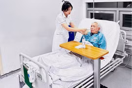 Gãy cổ xương đùi mổ muộn, biến chứng nguy hiểm đe dọa tính mạng