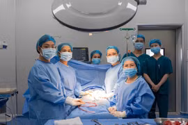 Chỉ thấy nặng bụng, người phụ nữ kinh nguyệt đều phát hiện u xơ tử cung 17 cm