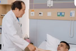 Đập ngực vào lan can, người đàn ông gãy 5 xương sườn, tràn máu màng phổi