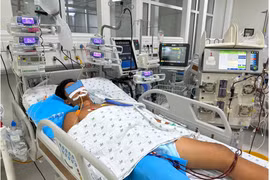 Cứu sống bé trai suy đa cơ quan do sốc nhiệt khi đá bóng dưới trởi nắng