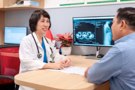 Ho ra máu, xuất huyết toàn thân chỉ 12 giờ sau truyền thuốc miễn dịch