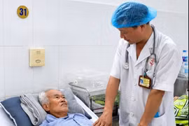 Sỏi ống mật chủ tái phát lần 3, cụ ông 74 tuổi được phẫu thuật thành công
