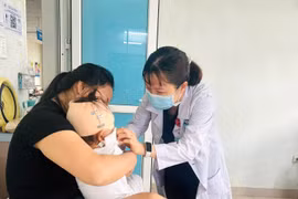 Bé gái 19 tháng tuổi nhập viện cấp cứu sau khi bị chó nhà cắn vào đầu, mặt