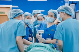 Đau cột sống kéo dài, người phụ nữ phát hiện u trung thất chèn ép thần kinh