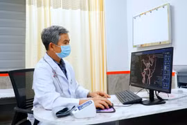 Nữ sinh 19 tuổi mờ mắt như có màn sương, nguyên nhân ở dây thần kinh