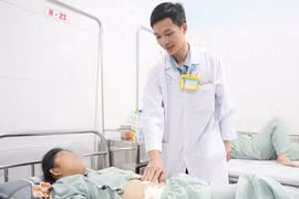 Phẫu thuật liên tiếp 2 ca thủng ruột, viêm phúc mạc do dị vật xương