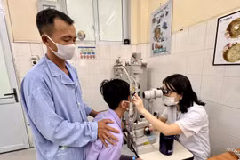 Móc câu xuyên thủng mắt bé trai 13 tuổi, nguy cơ mất thị lực