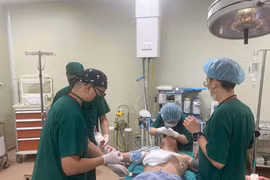 Vi phẫu khẩn cấp cứu bàn tay bị tổn thương nặng do tai nạn lao động 