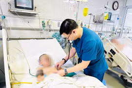 Ngã từ độ cao 10 m, bé trai 6 tuổi bị cọc sắt hàng rào xuyên thấu bụng
