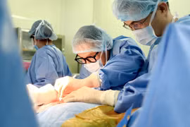 Uống nhầm thuốc tẩy bồn cầu, người đàn ông mất dạ dày và đường ăn