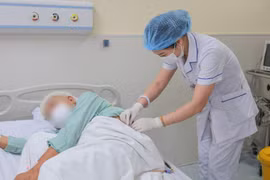 Ca tán sỏi hiếm gặp cho bệnh nhân thận 'chui' lên ngực