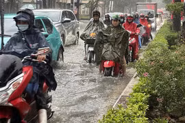 Ngày 12/10, miền Trung mưa lớn cục bộ, cảnh báo lũ quét, sạt lở