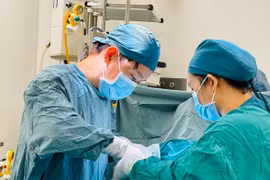 Cứu bé gái 6 ngày tuổi bị viêm ruột thừa