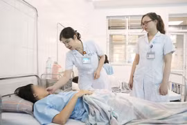 Cứu sống người phụ nữ sốc mất máu do thai ngoài tử cung vỡ khi đi du lịch