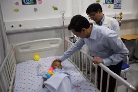 Thứ trưởng Bộ Y tế Nguyễn Tri Thức thăm trẻ 2 tuổi bị mẹ, cha dượng bạo hành