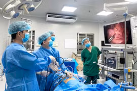 Trẻ 12 tuổi đau bụng, sốt cao, phát hiện túi thừa Meckel bị thủng