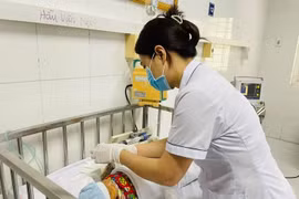 Đẻ rơi tự cắt dây rốn khiến trẻ 3 ngày tuổi nhiễm trùng nặng