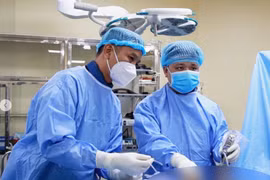 Đau dữ dội mông đùi khi đi lại do thoát vị đĩa đệm cột sống