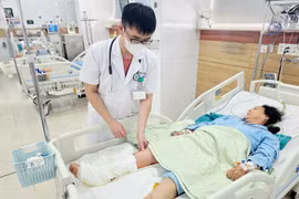 Đắp lá ớt lên vết thương nhỏ, người phụ nữ 65 tuổi hoại tử chân
