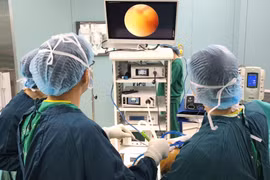 Trật khớp gối sau tai nạn, người phụ nữ 49 tuổi cứng khớp suốt 2 tháng