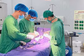 16 ngày giành sự sống cho bé gái sơ sinh mang hai dị tật tiêu hóa bẩm sinh